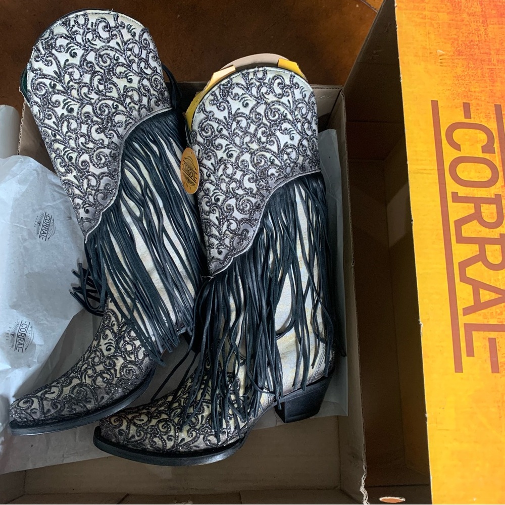 Corral Lamb Overlay Embroidery Fringe Glitter Western Boots Snip Toe Size 6.5